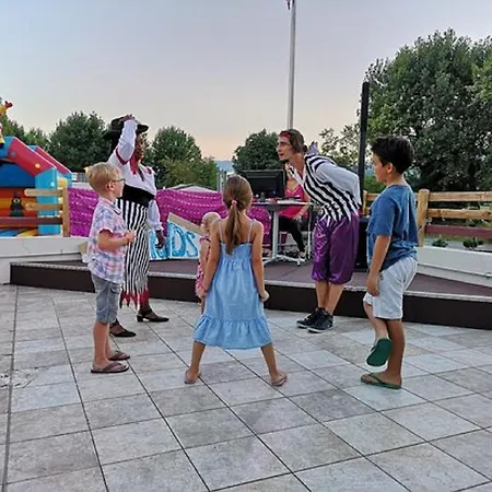 A Avec Piscine Partagee Conviviale